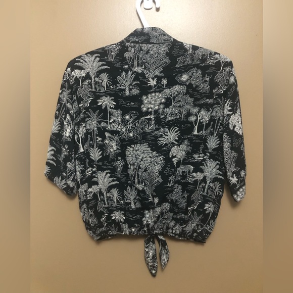 TOPSHOP  Size 2 Black with White Hawaiian Print Tie Front - Picture 4 of 7